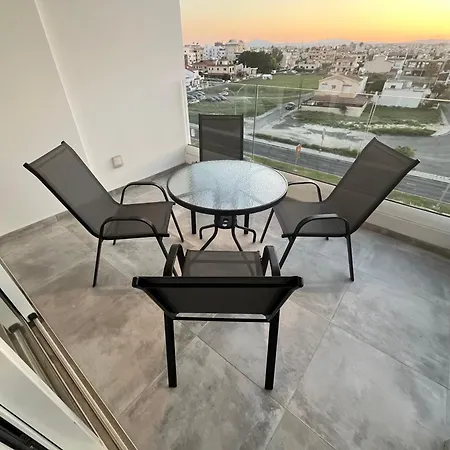 One Bedroom Penthouse Flat לרנקה