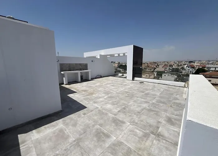 One Bedroom Penthouse Flat ラルナカ